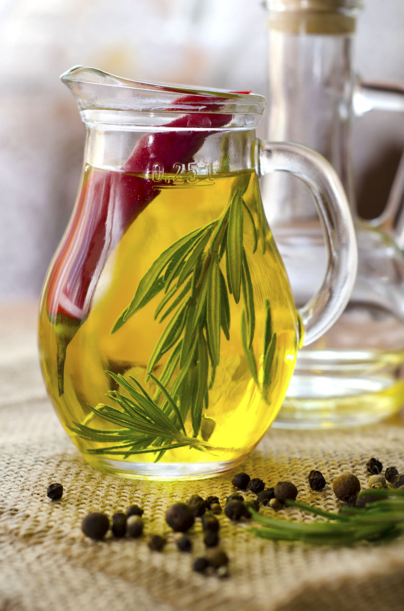 透明玻璃容器中的橄榄油