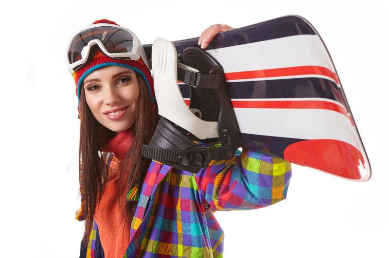 模特穿着滑雪板扛着滑雪板