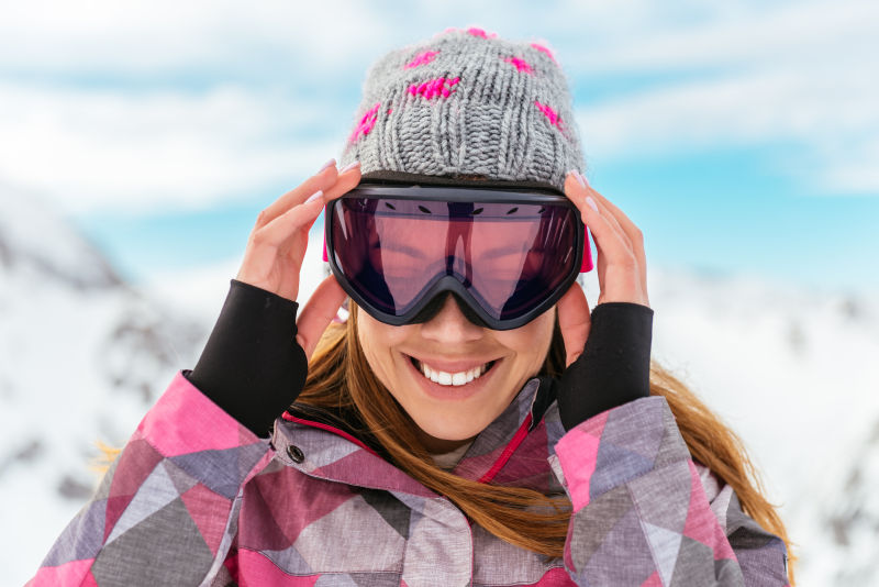 可爱滑雪者女孩在雪山顶