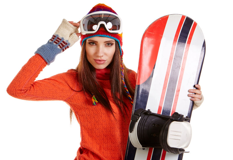模特穿着滑雪服装拿着滑雪板