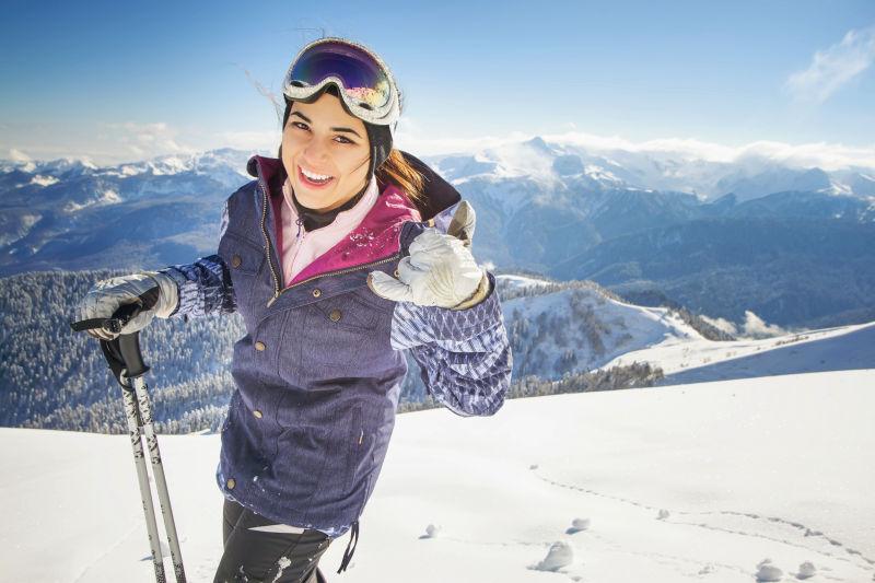 雪山上的快乐滑雪美女