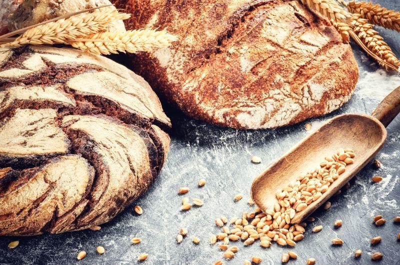 木桌上的小麦粒与面包
