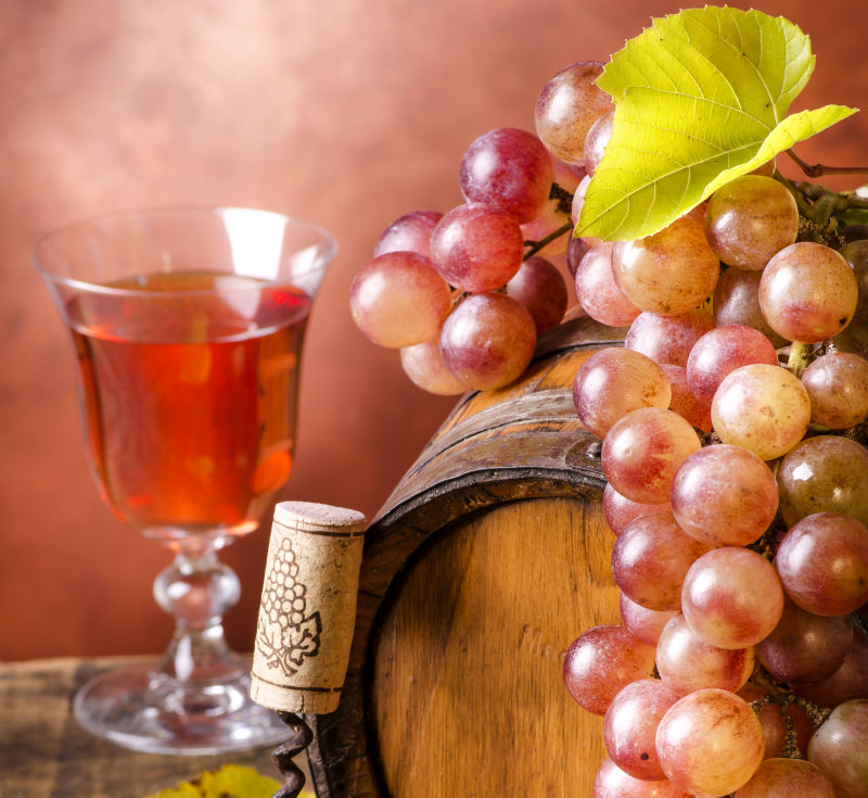 红酒与新鲜葡萄