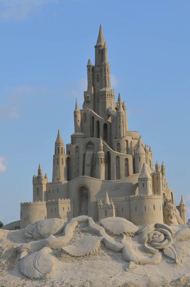 沙滩上沙子雕塑而成的美丽城堡