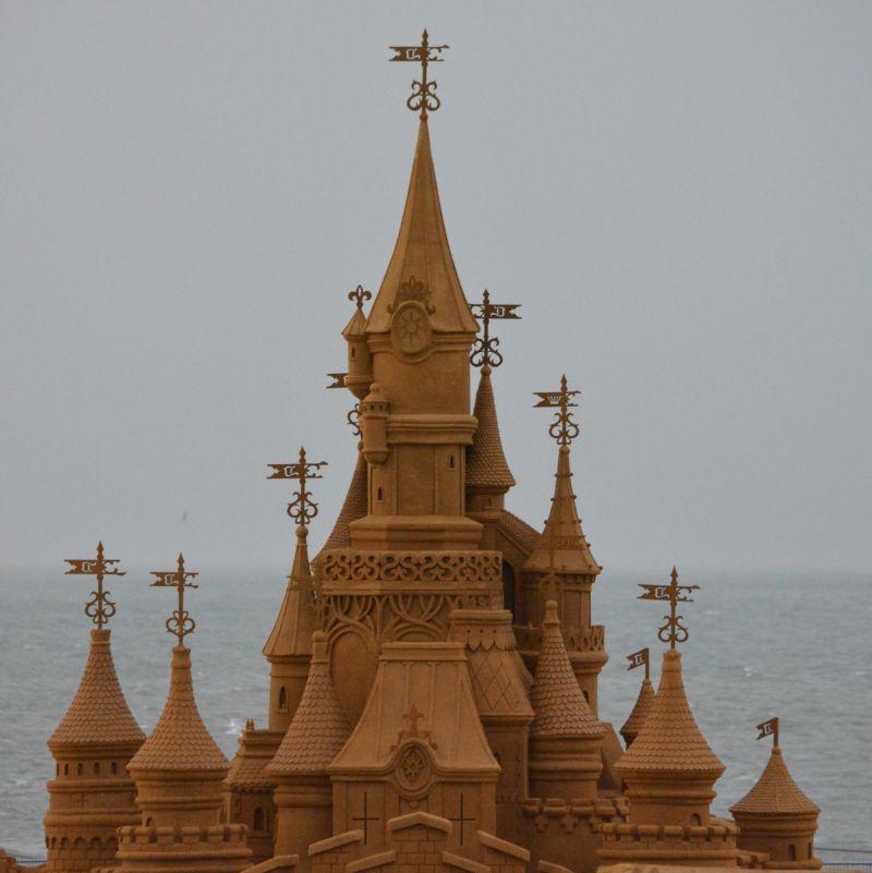 海滩边上的精致城堡沙雕