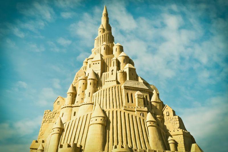 蓝色天空下美丽的沙子城堡雕塑