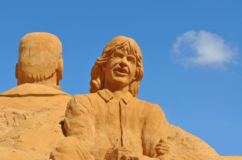 沙滩上的两个人物艺术沙子雕塑