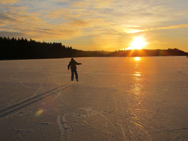 夕阳下在冰面上滑冰