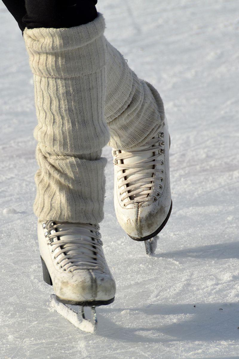 在厚实的冰面上滑冰