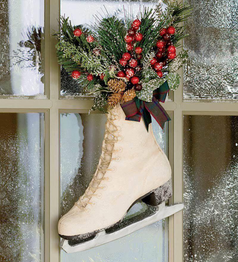 挂在窗户上的溜冰鞋