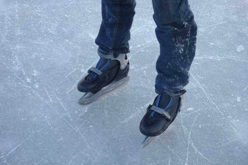 溜冰鞋在冰面上