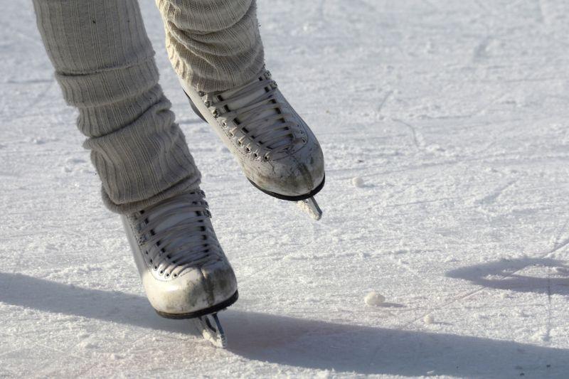 在厚厚的冰面上滑冰