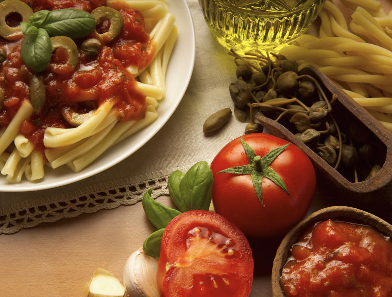 桌子上的意大利面和各种蔬菜食材