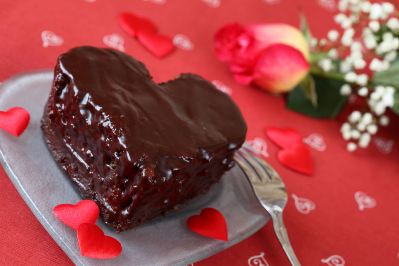 红色背景下的爱心巧克力蛋糕
