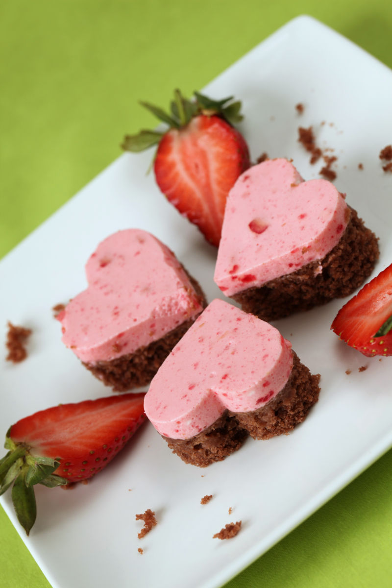 心形草莓蛋糕和新鲜草莓