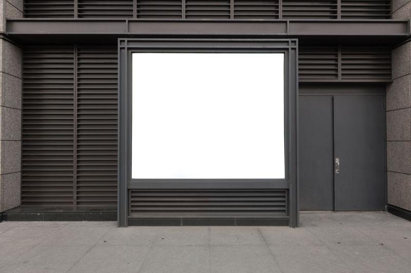 褐色建筑墙面上的空白广告牌