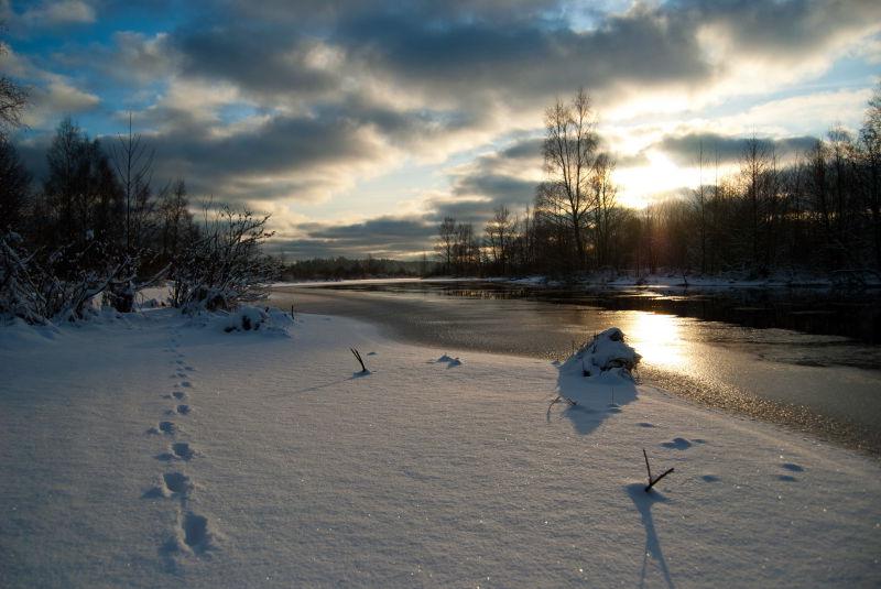 阳光照射下的雪地与湖面
