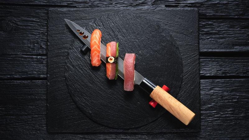 日本刀上黑寿司板寿司