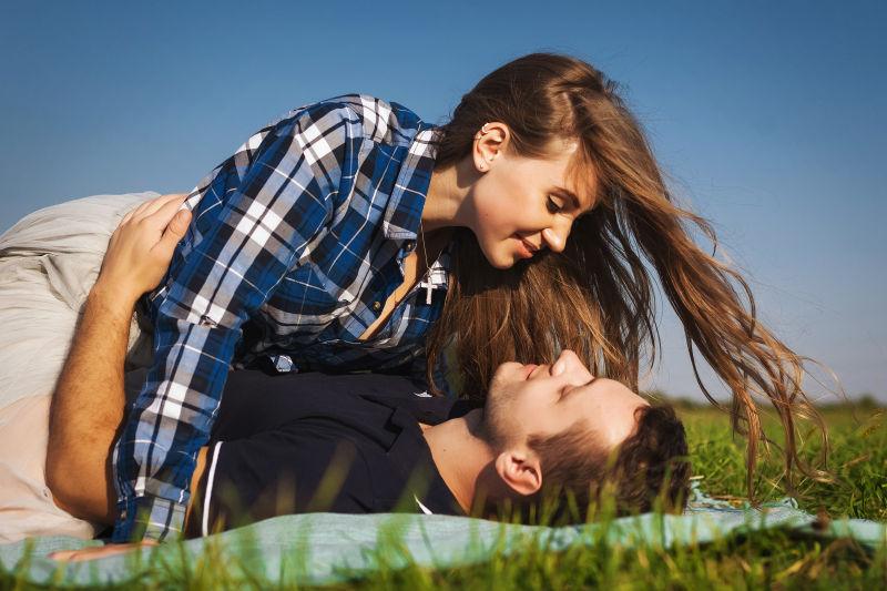 躺着草地上相拥的情侣