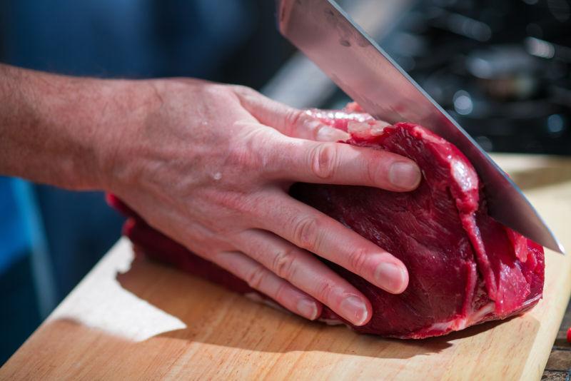 刀把一块肉切成两半
