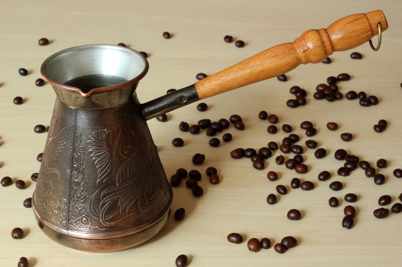 咖啡豆与咖啡壶
