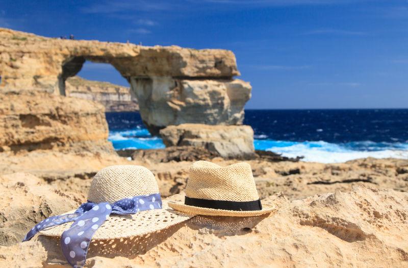海滩边岩石上的遮阳帽
