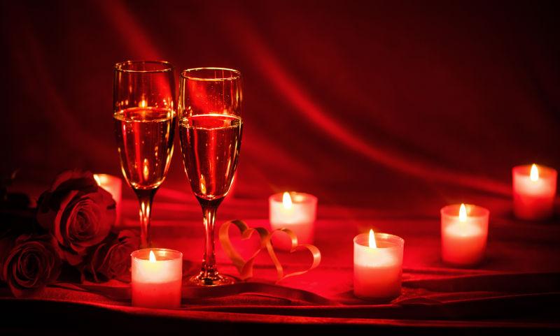 情人节香槟和红色蜡烛
