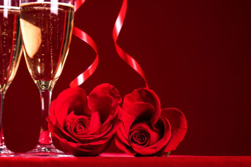香槟和心形玫瑰花