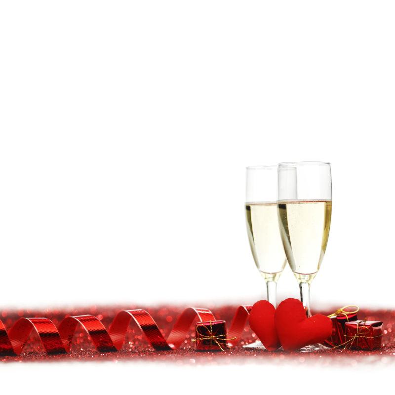 香槟酒和手工制作的红色装饰