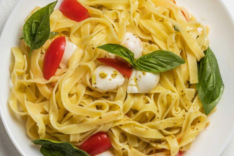 餐盘里的意大利面是和鸡蛋番茄