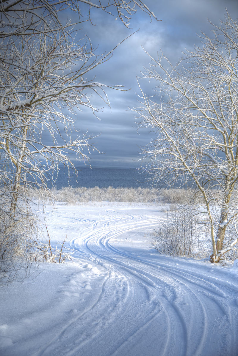 大雪覆盖的公路