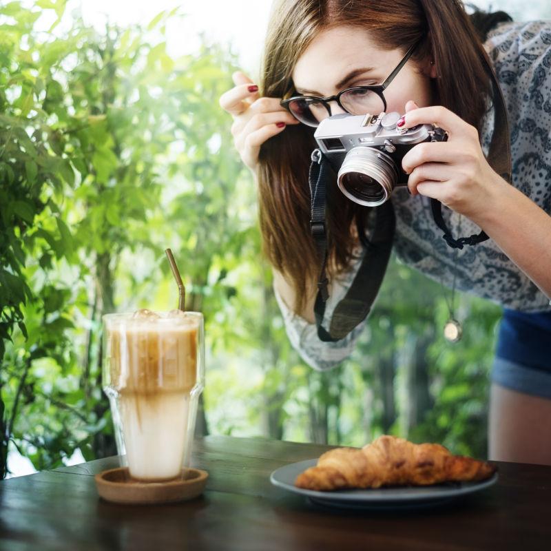 摄影师认真拍摄美食