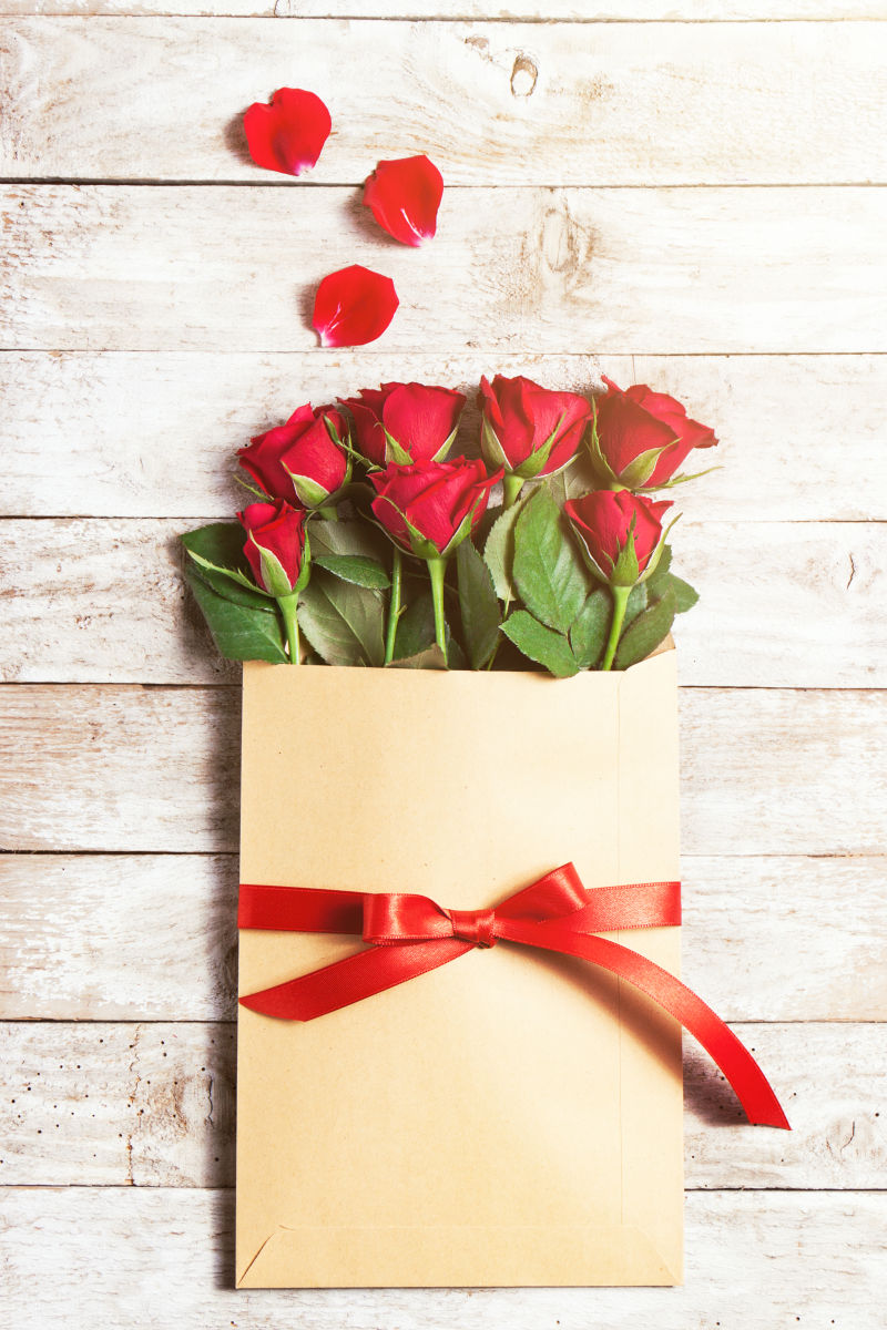 红色美丽的玫瑰放在信封里