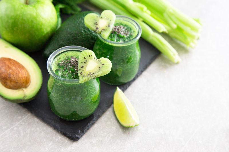 桌上美味的绿色水果冰沙