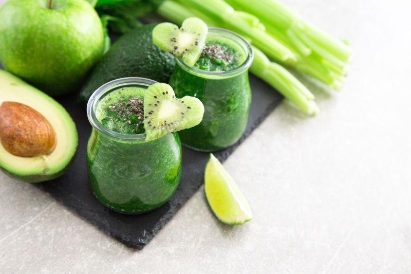 绿色健康的水果冰沙