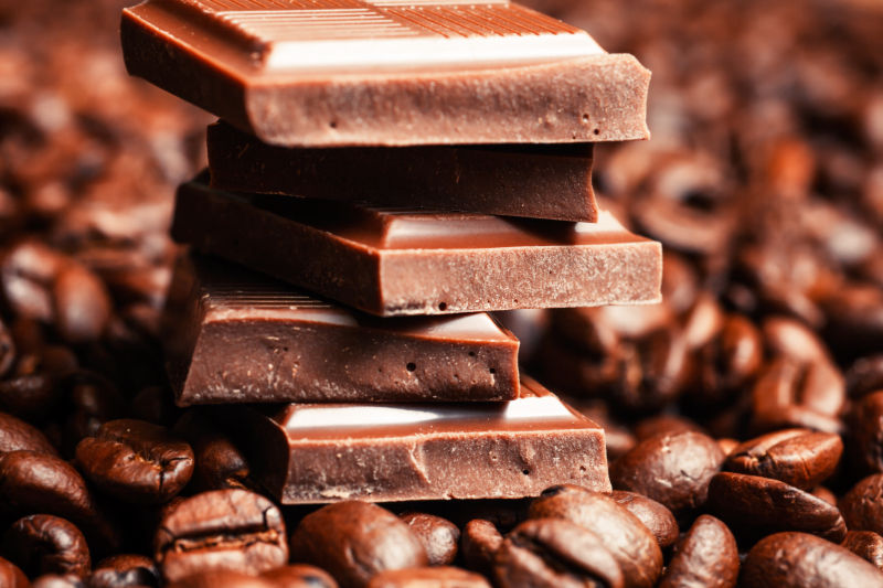 咖啡豆上摆着一堆巧克力