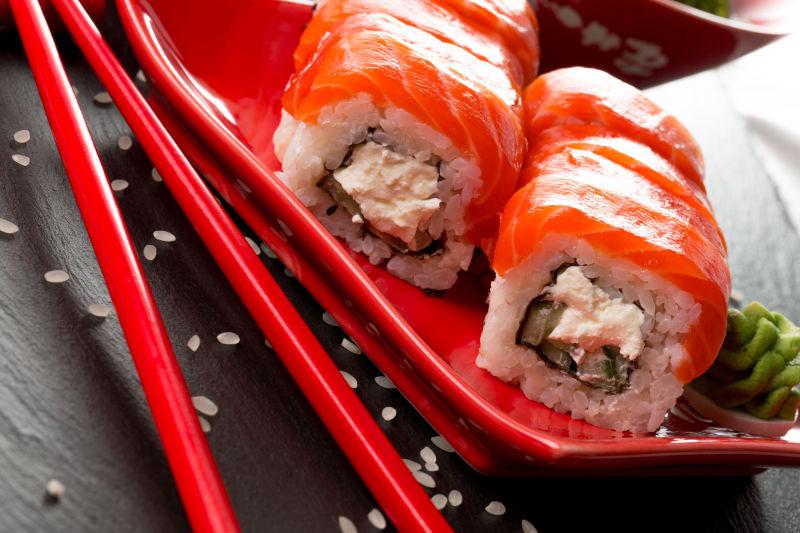 寿司卷上红筷子