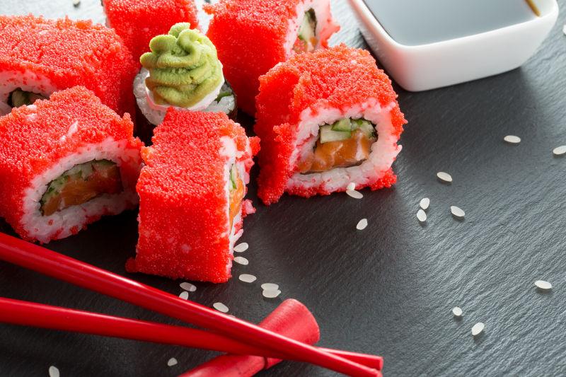 寿司卷上红筷子和酱汁