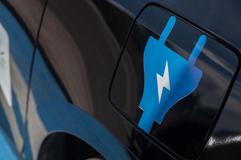 一个电动汽车盖子上的电标志