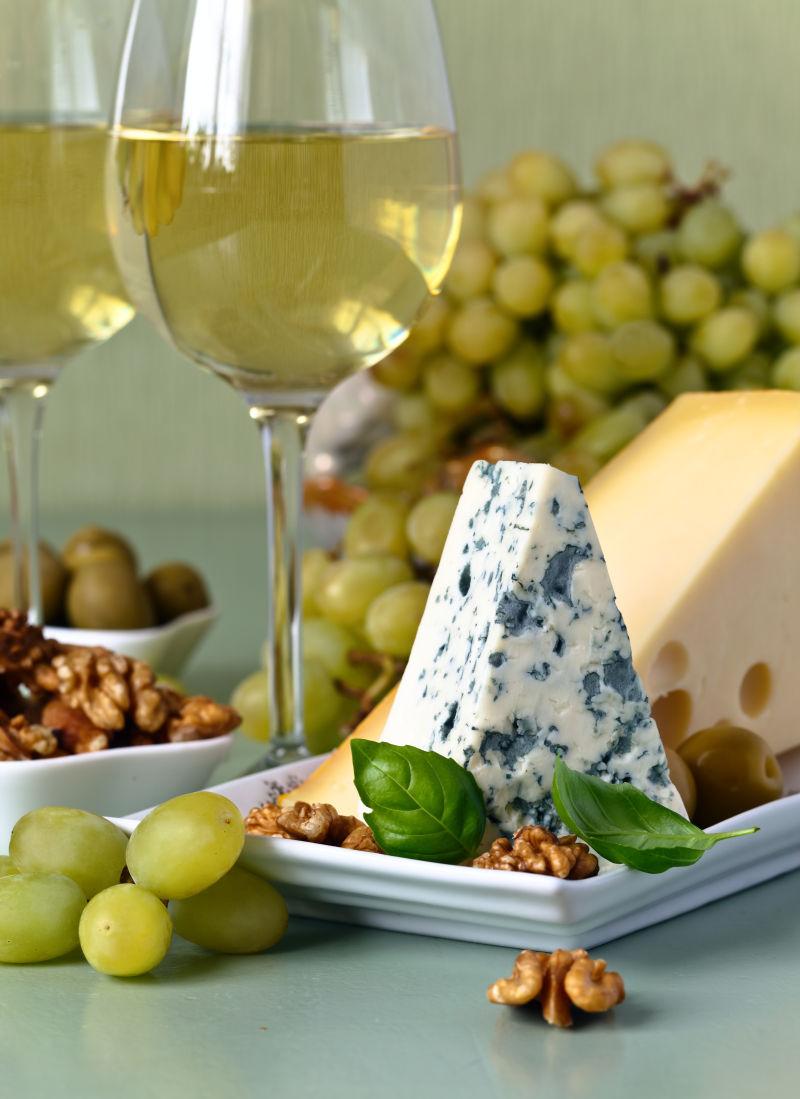 餐桌上的奶酪和葡萄酒