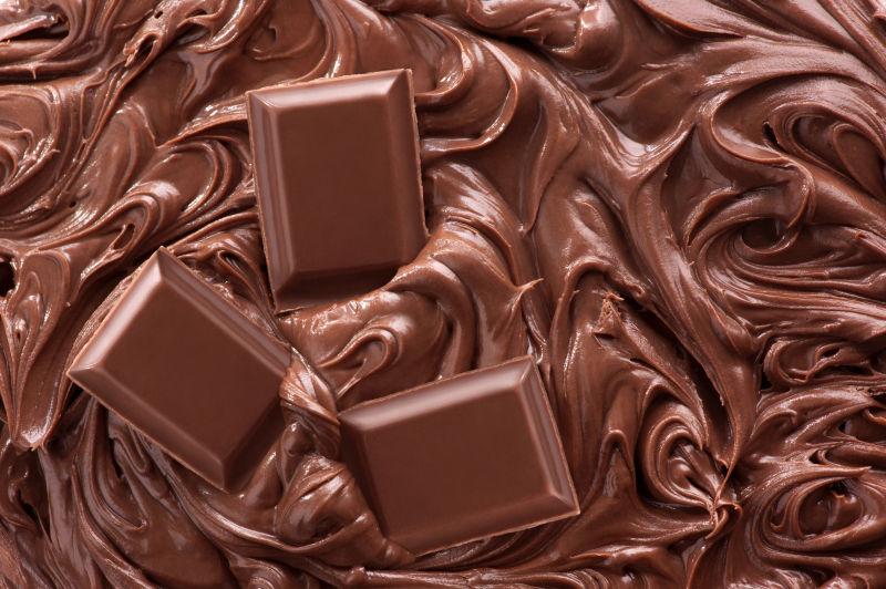 巧克力和融化的巧克力
