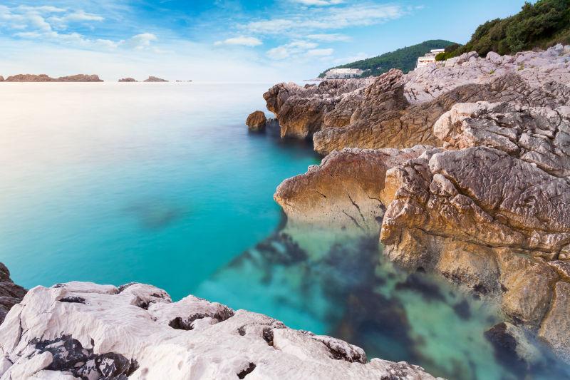 美丽的岩石海岸风景