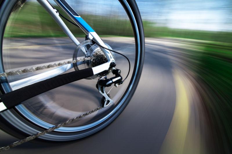 公路上快速行驶的自行车轮
