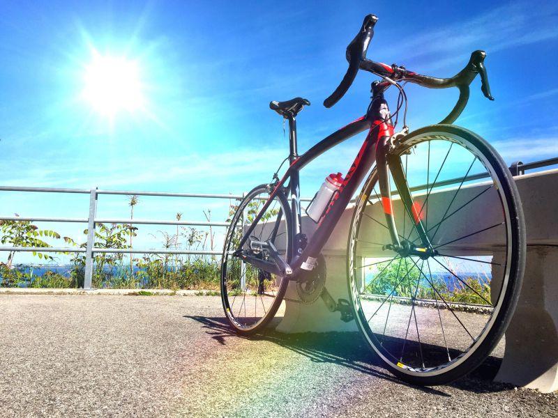 阳光下停靠的自行车