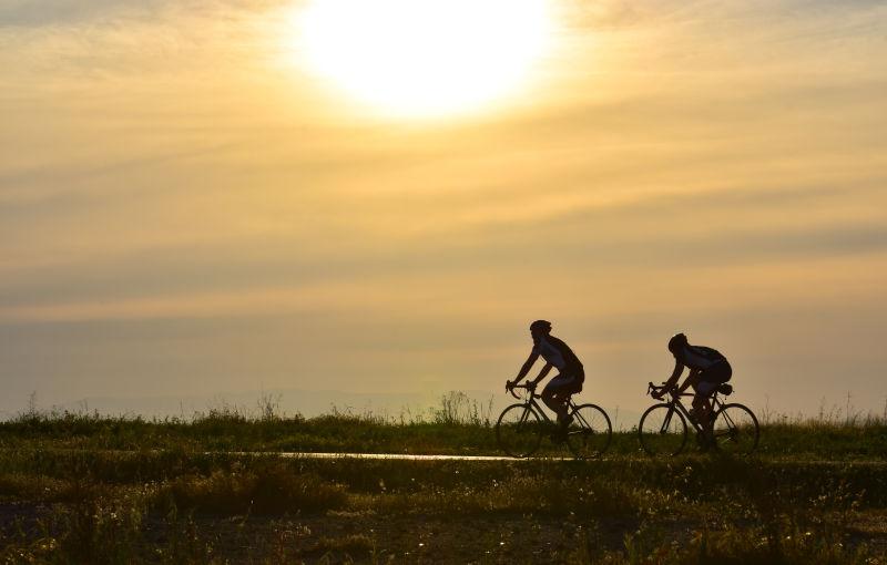 日落下野外骑自行车的人