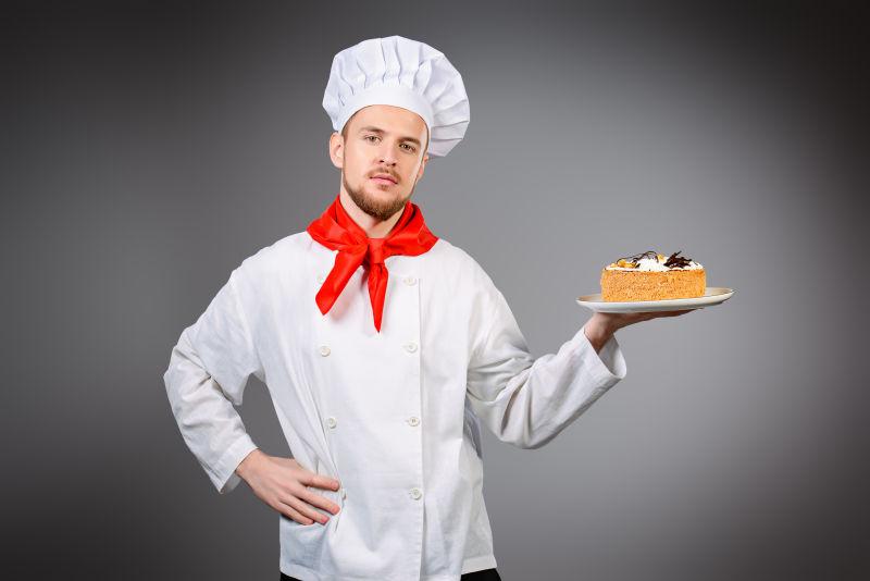 一个男性糕点师肖像和烹饪美味蛋糕