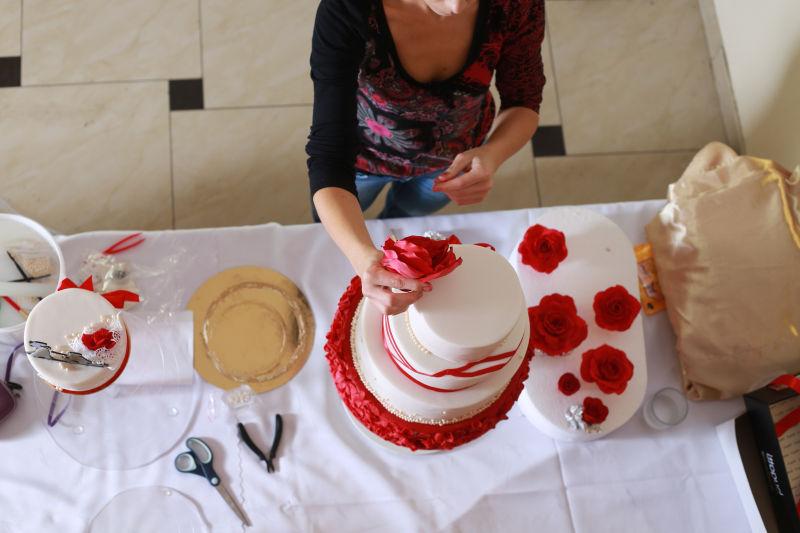 用红玛瑙花装饰婚礼蛋糕
