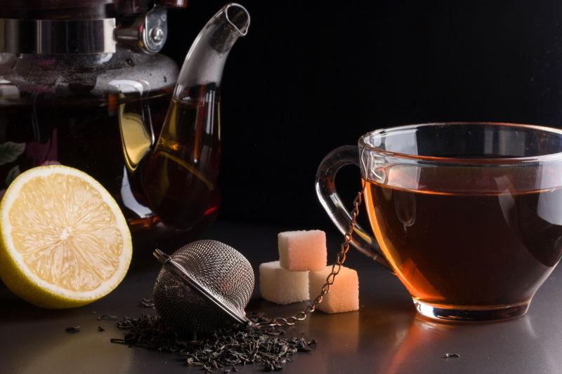 黑色背景上的茶与茶叶