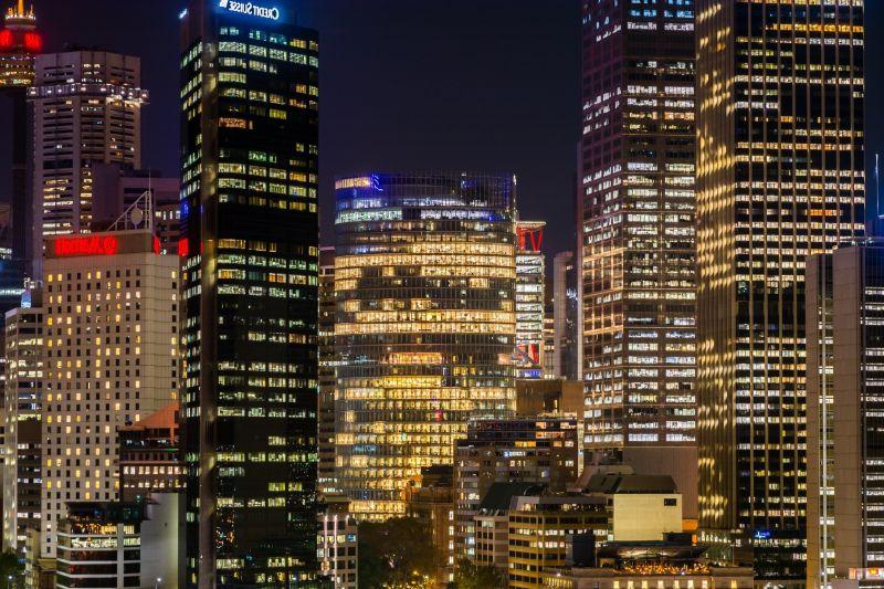 悉尼城市夜景里亮起灯光的建筑