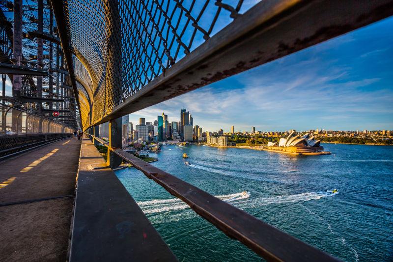 蓝天白云下的悉尼海港大桥